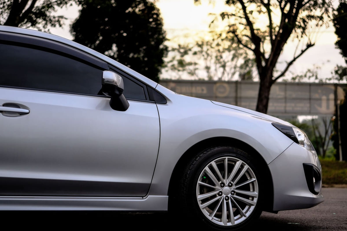 เลือกฟิล์มกรองแสง Mazda 2: ความลงตัวของความเข้ม การกันร้อน และความปลอดภัย